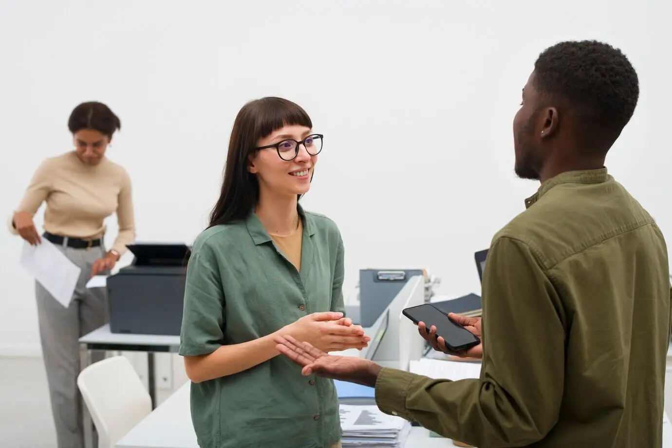 Средний план: люди общаются на работе.